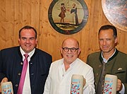 Festleiter Clemens Baumgärtner, Jürgen Kirner, Peter Imselkammer mit dem neuen Oktoberfest Maßkrug 2019 (©Foto:Martin Schmitz)